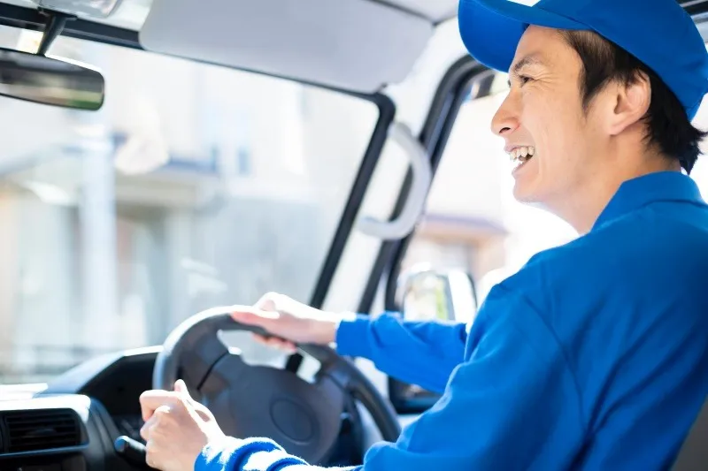 【2tロングトラックでの集配ドライバー】日勤専属